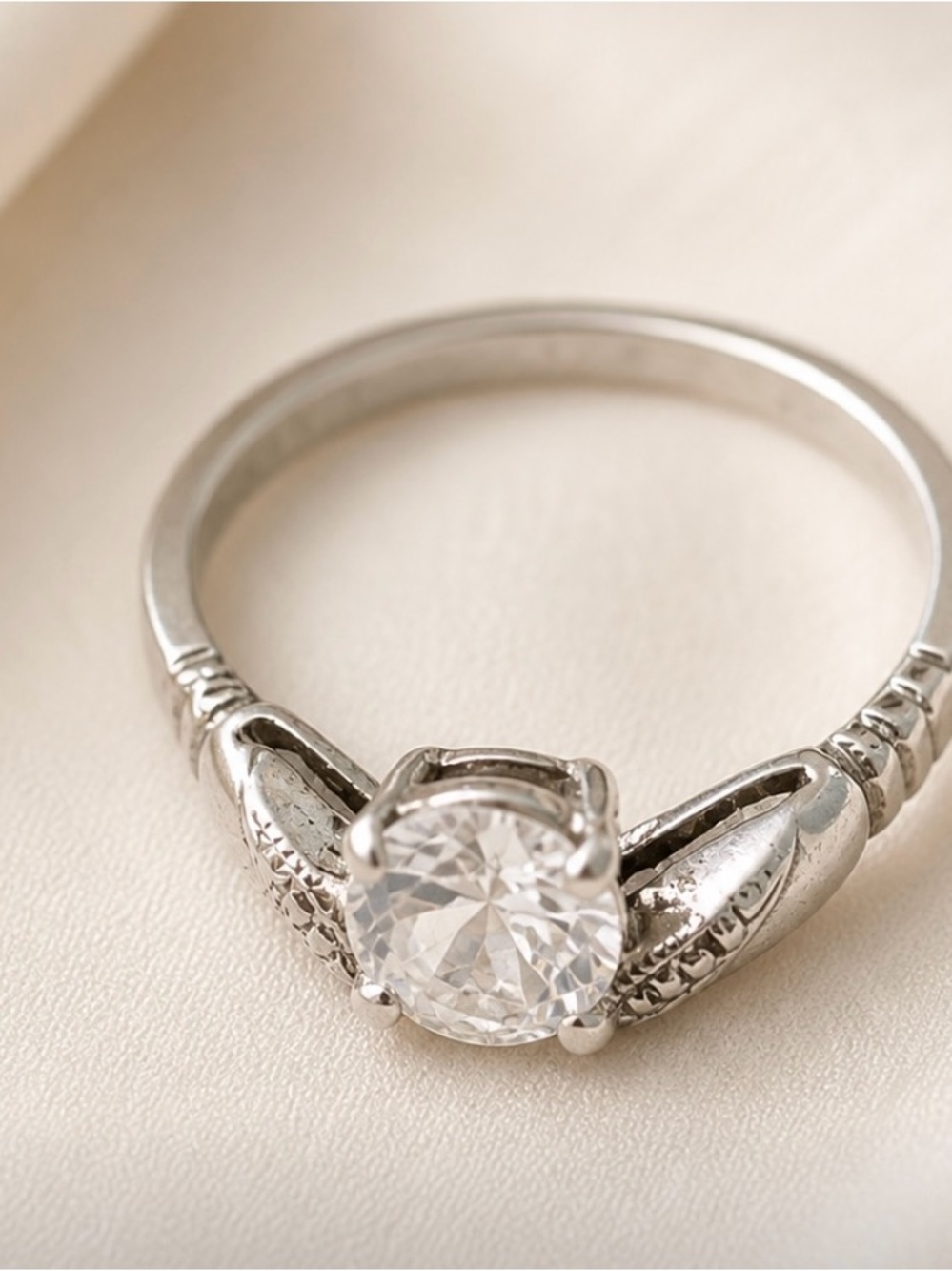 Elegant 925 Silver Ring with Clear CZ Gemstone size 8